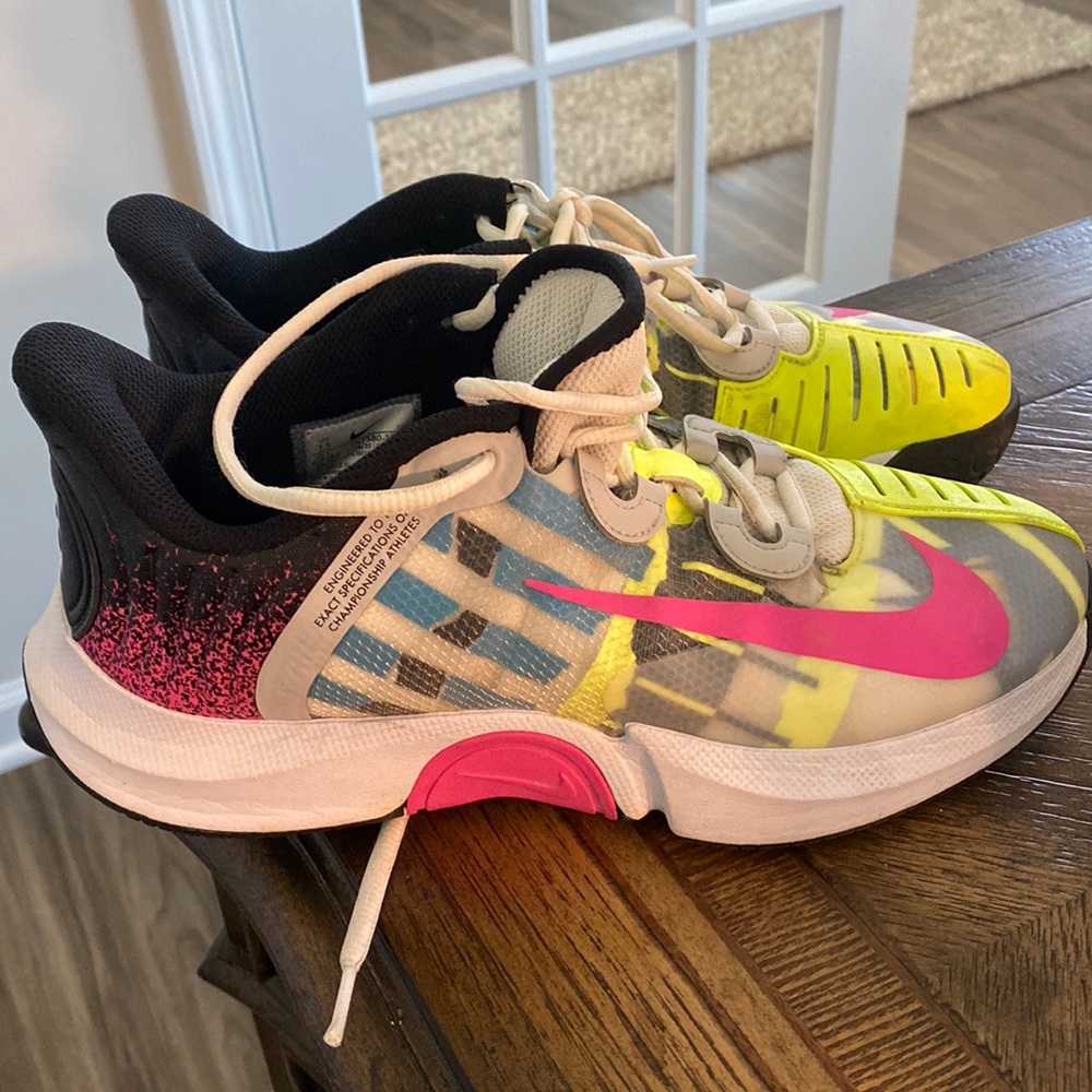 Nike neon 7.5 professional tennis shoes.